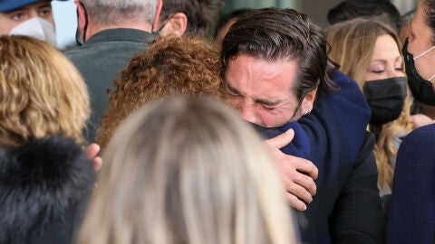 David Bustamante abrazando a Rosa González, madre de Álex Casademunt