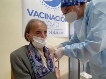 Una gallega recibe la vacuna del coronavirus a sus 104 años