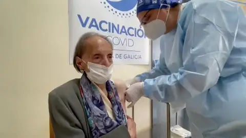Una gallega recibe la vacuna del coronavirus a sus 104 años Una gallega recibe la vacuna del coronavirus a sus 104 años