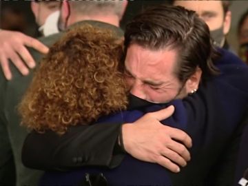 David Bustamante abraza a la madre de Álex Casademunt en su funeral