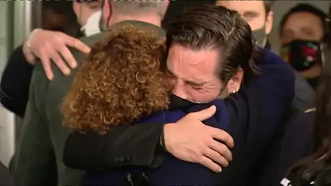 David Bustamante abraza a la madre de Álex Casademunt en su funeral David Bustamante abraza a la madre de Álex Casademunt en su funeral