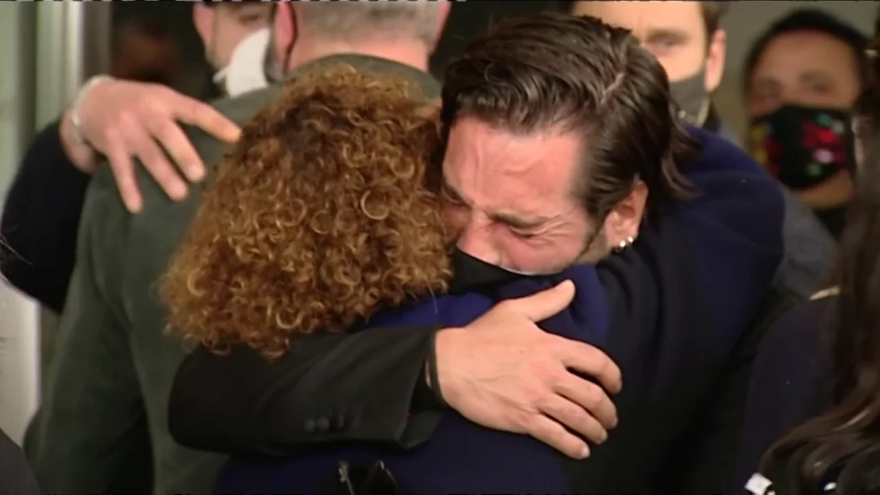 David Bustamante abraza a la madre de Álex Casademunt en su funeral David Bustamante abraza a la madre de Álex Casademunt en su funeral