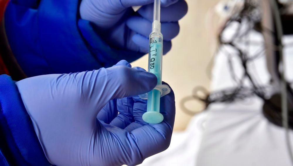 Un sanitario prepara una dosis de la vacuna contra el coronavirus