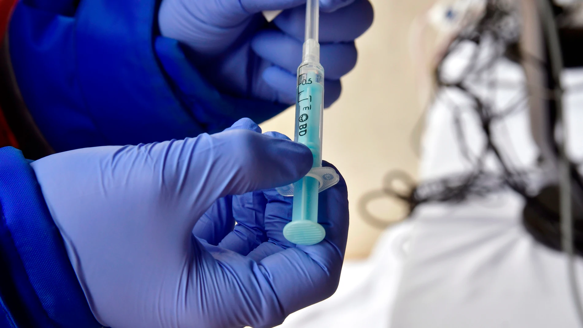 Un sanitario prepara una dosis de la vacuna contra el coronavirus Un sanitario prepara una dosis de la vacuna contra el coronavirus