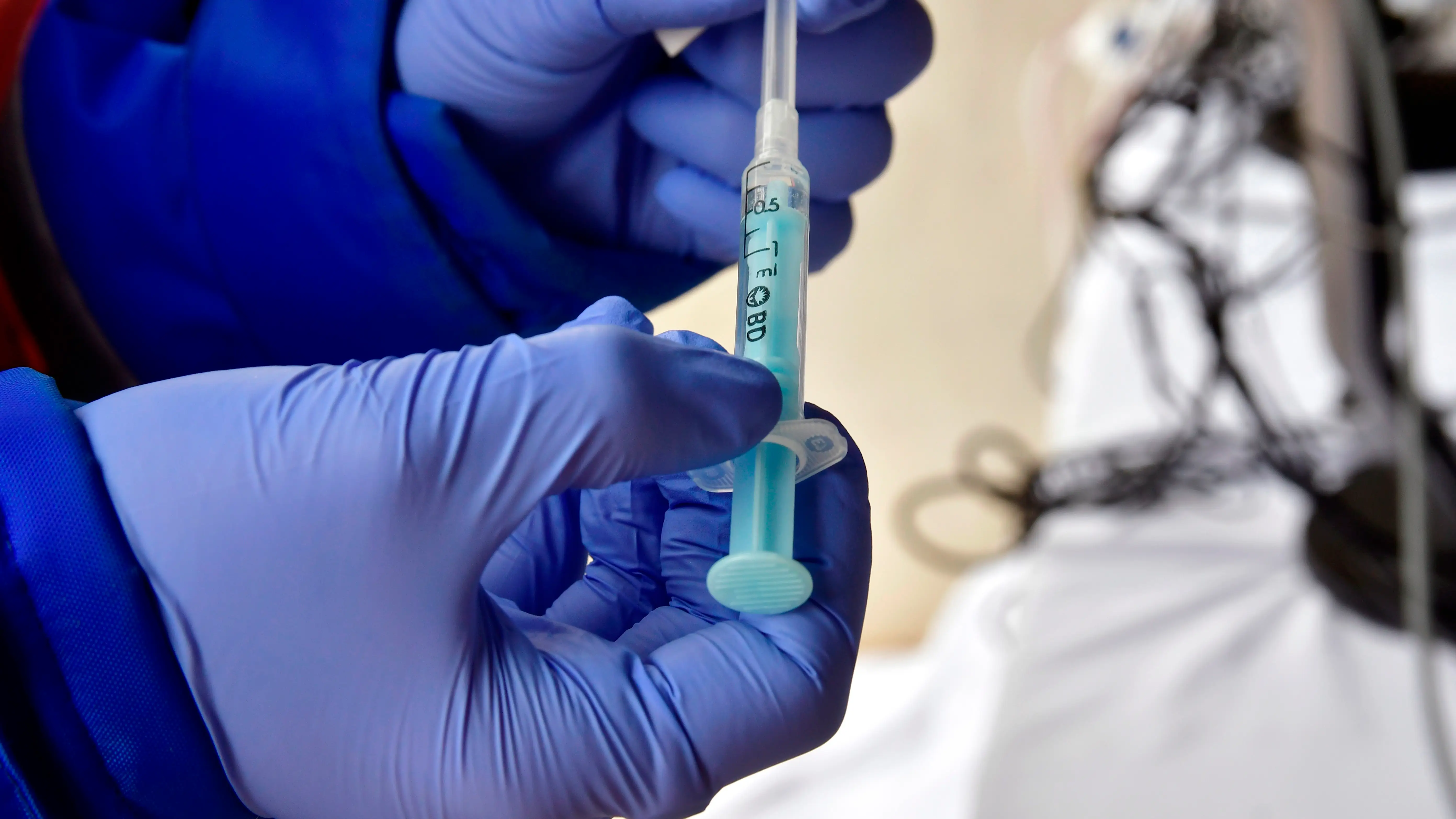 Un sanitario prepara una dosis de la vacuna contra el coronavirus Un sanitario prepara una dosis de la vacuna contra el coronavirus