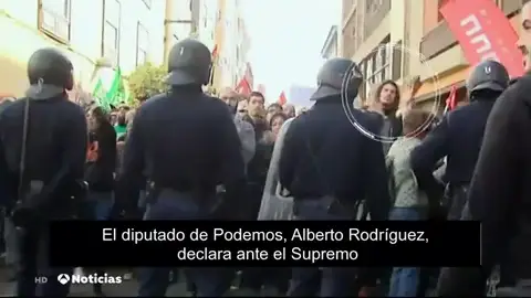 El diputado de Podemos, Alberto Rodríguez, declara ante el Supremo como investigado por una agresión a un policía El diputado de Podemos, Alberto Rodríguez, declara ante el Supremo como investigado por una agresión a un policía
