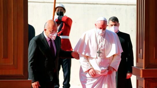 El presidente de Irak, Barham Salih, recibe al papa Francisco a su llegada al pa&iacute;s