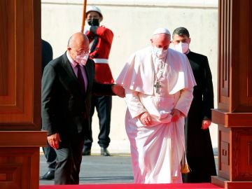 El presidente de Irak, Barham Salih, recibe al papa Francisco a su llegada al país