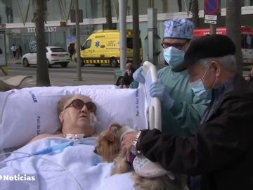 Una paciente de 72 años sale a tomar el sol tras pasar 36 días ingresada en la UCI del Hospital del Mar por coronavirus