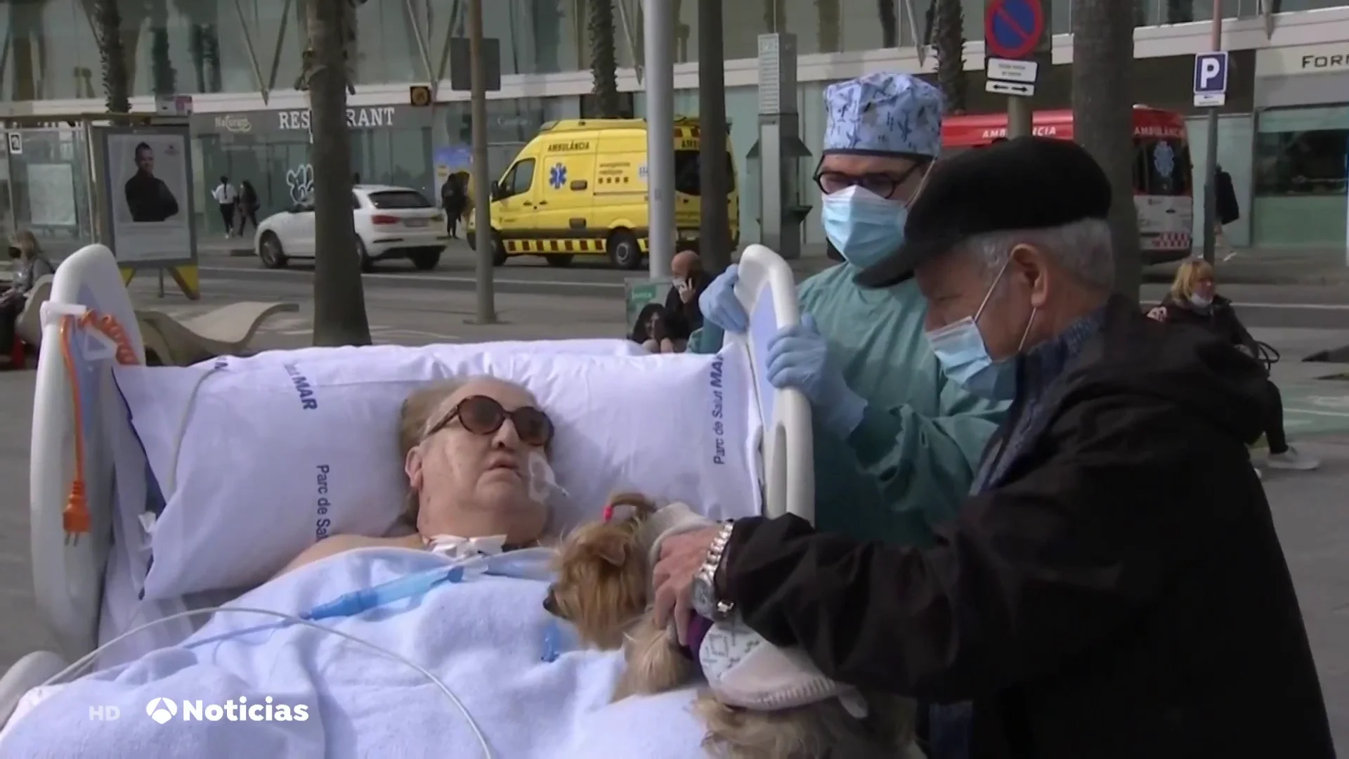 Una paciente de 72 a&ntilde;os sale a tomar el sol tras pasar 36 d&iacute;as ingresada en la UCI del Hospital del Mar por coronavirus
