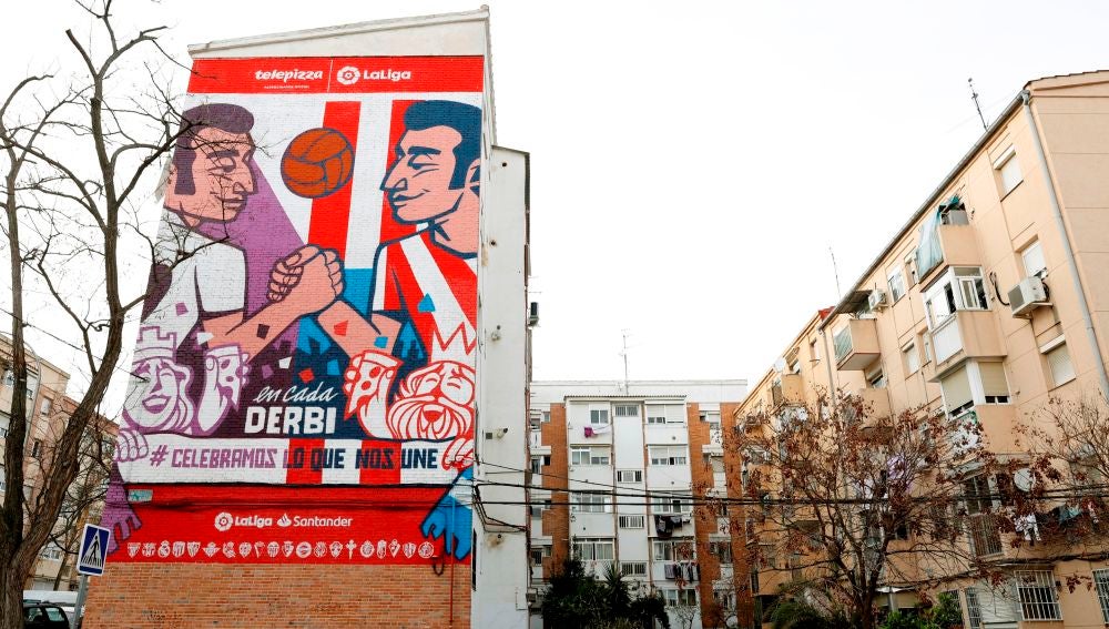 Mural sobre el derbi entre Atlético y Real Madrid