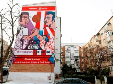 Mural sobre el derbi entre Atlético y Real Madrid