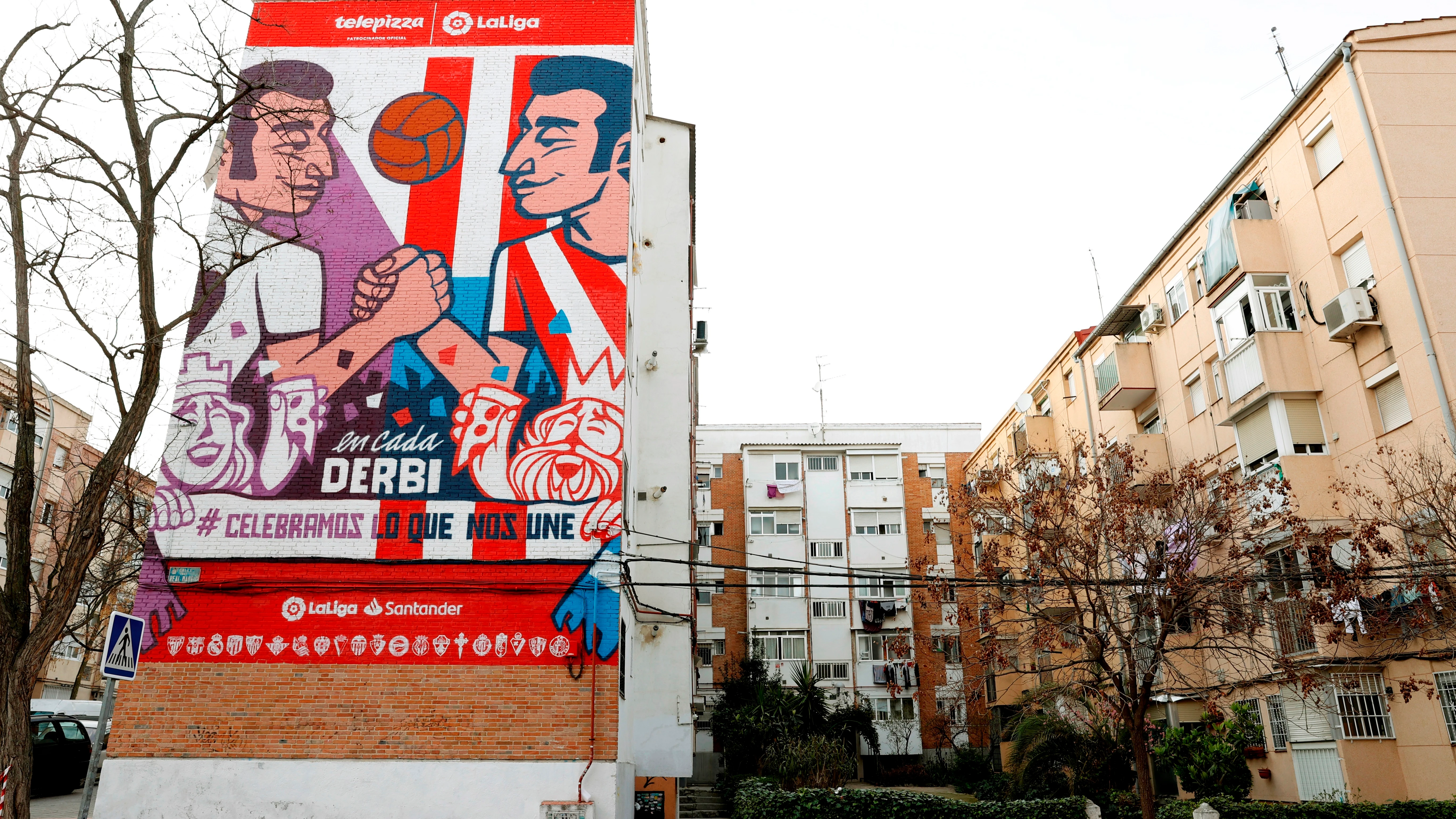 Mural sobre el derbi entre Atl&eacute;tico y Real Madrid