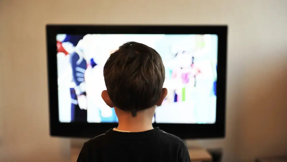 Niño viendo la televisión