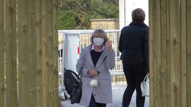 Un pueblo de Bélgica vacuna contra el coronavirus a 100 vecinos con las dosis que sobraban 