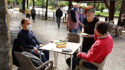 Las terrazas vuelven a trabajar al cien por cien con seis personas por mesa Las terrazas vuelven a trabajar al cien por cien con seis personas por mesa