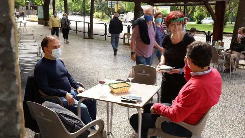 Las terrazas vuelven a trabajar al cien por cien con seis personas por mesa Las terrazas vuelven a trabajar al cien por cien con seis personas por mesa