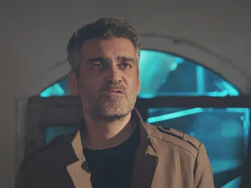Sarp enloquece al descubrir los planes de Nezir: "¿Adivinas con quién me voy a casar?" Sarp enloquece al descubrir los planes de Nezir: "¿Adivinas con quién me voy a casar?"
