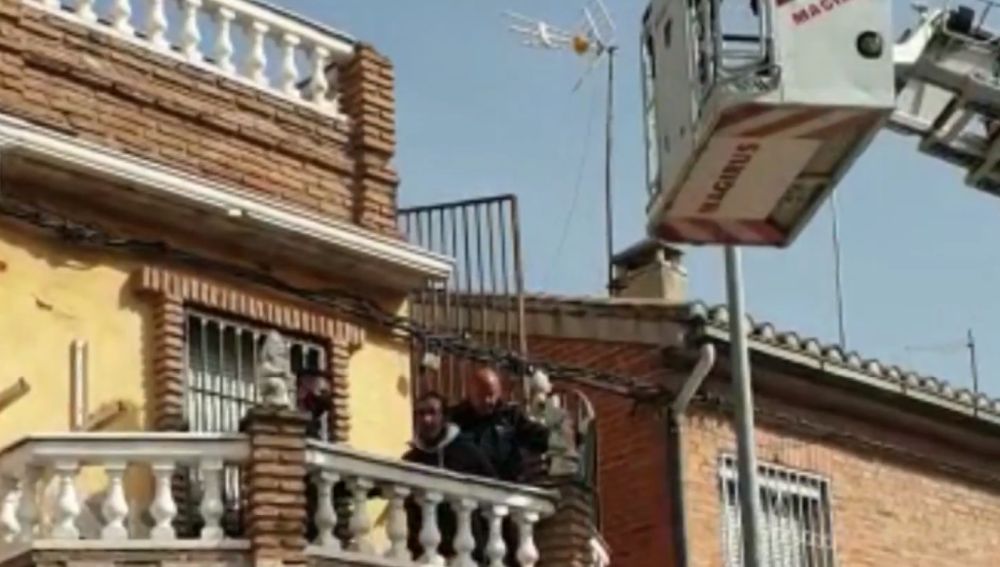 Un ladrón es rescatado por los Bomberos tras quedarse atrapado en una azotea de Granada