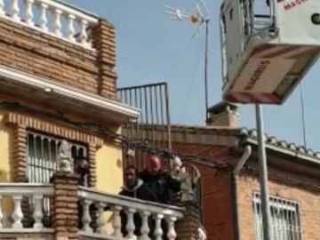 Un ladrón es rescatado por los Bomberos tras quedarse atrapado en una azotea de Granada