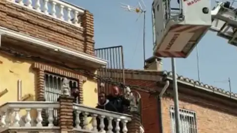 Un ladrón es rescatado por los Bomberos tras quedarse atrapado en una azotea de Granada Un ladrón es rescatado por los Bomberos tras quedarse atrapado en una azotea de Granada