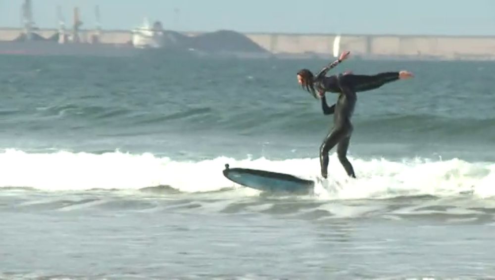 El tándem surf, una modalidad desconocida del surf y en la que Ángeles y Fernando son pioneros en España