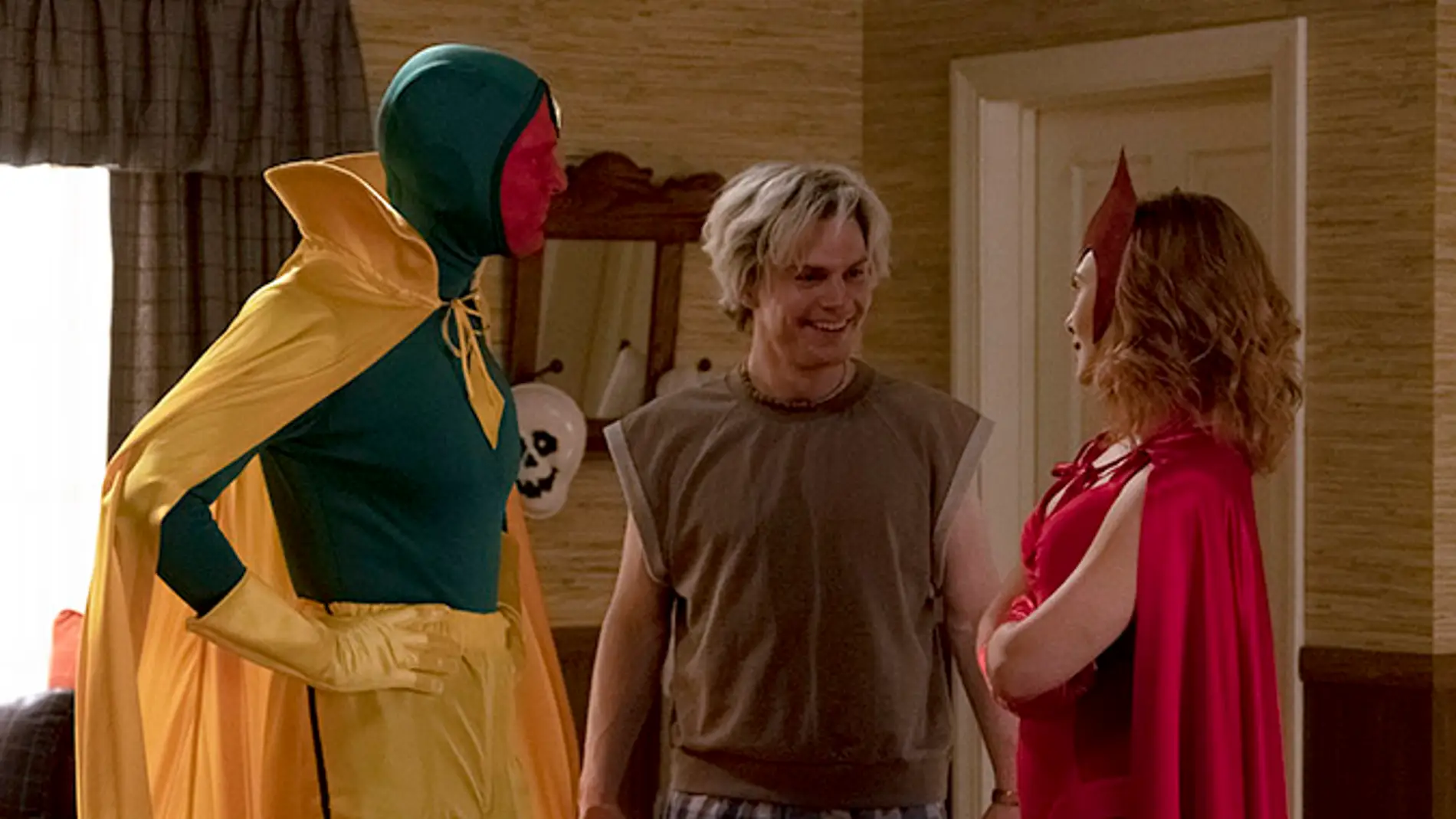 Paul Bettany, Evan Peters y Elizabeth Olsen en 'WandaVision'