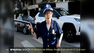 Ancianas de una residencia se visten de profesiones etiquetadas 