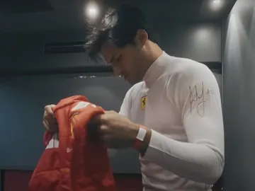Carlos Sainz muestra en un vídeo cómo fue su estreno con el Ferrari en el circuito de Fiorano Carlos Sainz muestra en un vídeo cómo fue su estreno con el Ferrari en el circuito de Fiorano