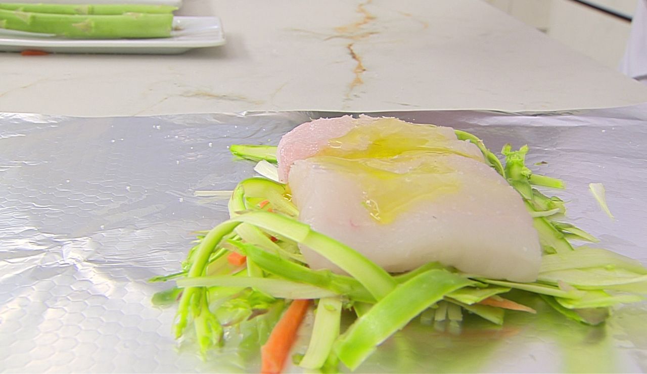 El truco de Arguiñano para sacar todo el jugo a la merluza al papillote El truco de Arguiñano para sacar todo el jugo a la merluza al papillote