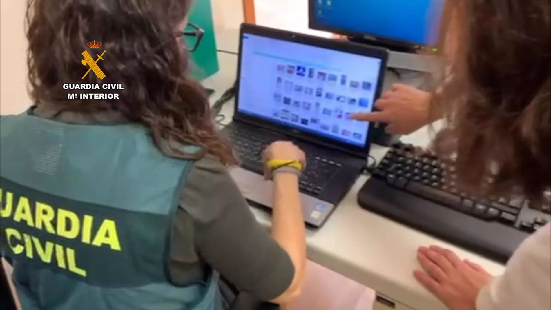 Detenido por hacerse pasar por amigo de famosos para conseguir fotos sexuales de niñas entre 7 y 13 años Detenido por hacerse pasar por amigo de famosos para conseguir fotos sexuales de niñas entre 7 y 13 años