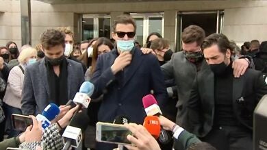 El hermano de Álex Casademunt, destrozado en el funeral: 