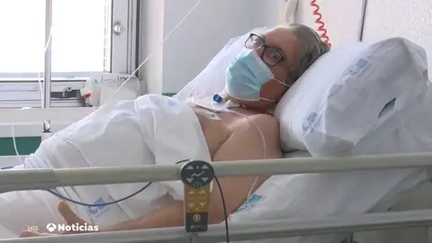 El emocionante momento en el que sale de la UCI un paciente de coronavirus tras 55 días ingresado El emocionante momento en el que sale de la UCI un paciente de coronavirus tras 55 días ingresado