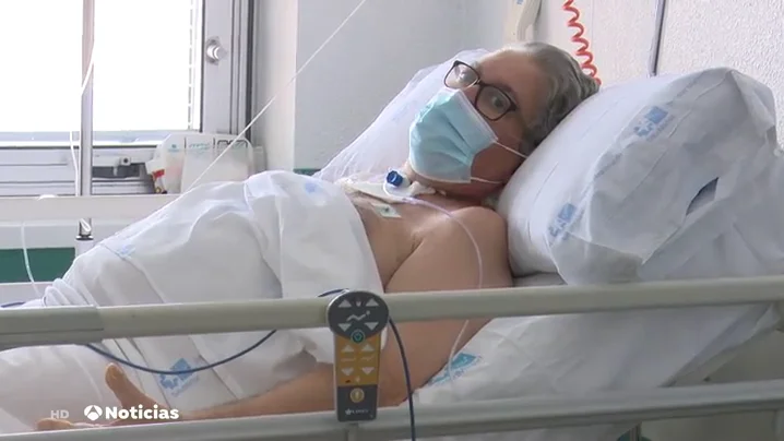 El emocionante momento en el que sale de la UCI un paciente de coronavirus tras 55 d&iacute;as ingresado