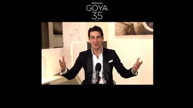 Mario Casas revela en directo si su novia, Déborah Francois, le acompaña en casa durante los Premios Goya 2021 