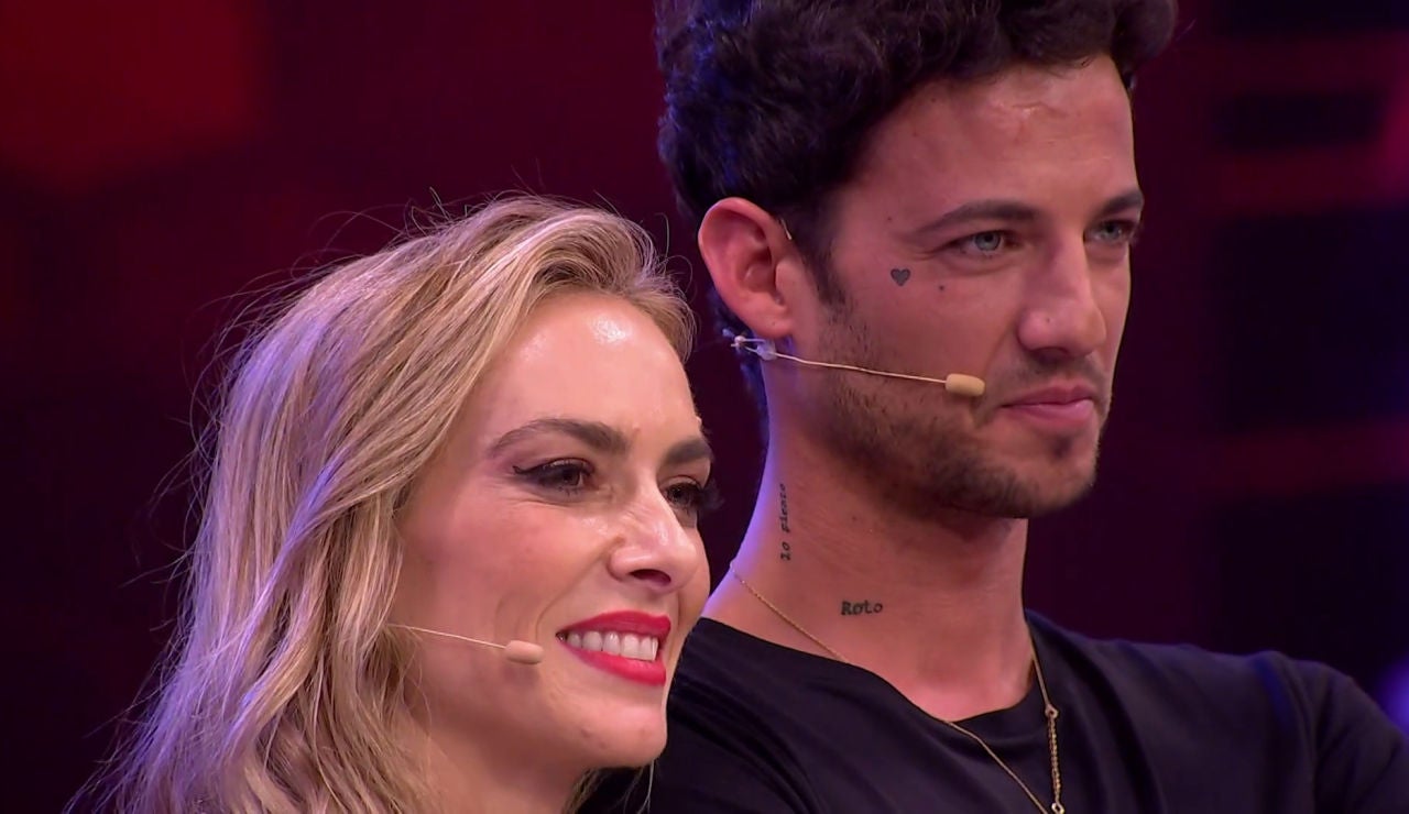El beso de Kira Miró y Jorge Brazález en el momento final El beso de Kira Miró y Jorge Brazález en el momento final