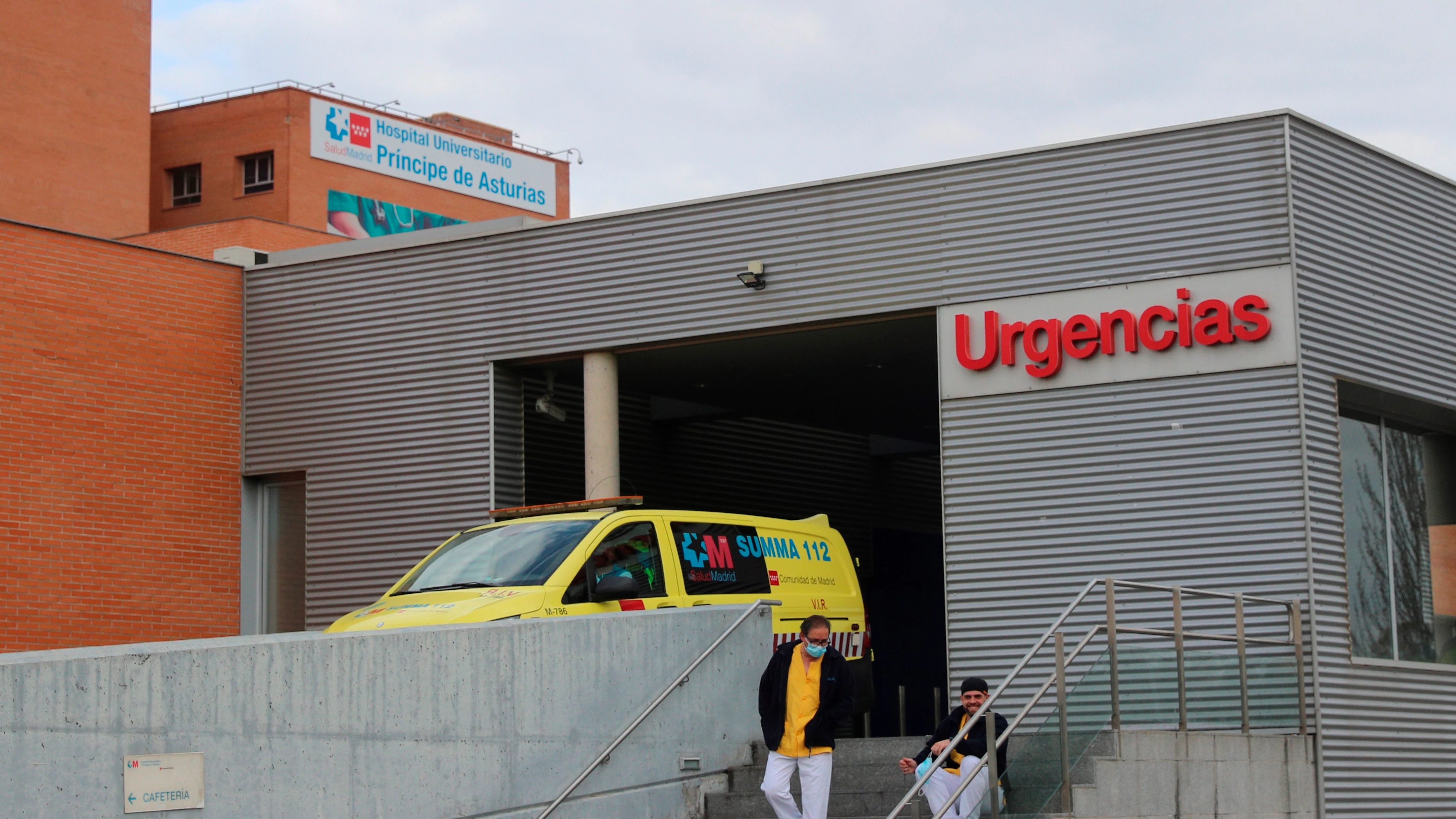 Las Urgencias del hospital Príncipe de Asturias de Alcalá de Henares (Madrid) Trasladan a la mujer encontrada en un paso de cebra en Alcalá de Henares
