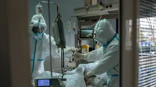 Trabajadores sanitarios atienden a un paciente con coronavirus en la UCI Trabajadores sanitarios atienden a un paciente con coronavirus en la UCI