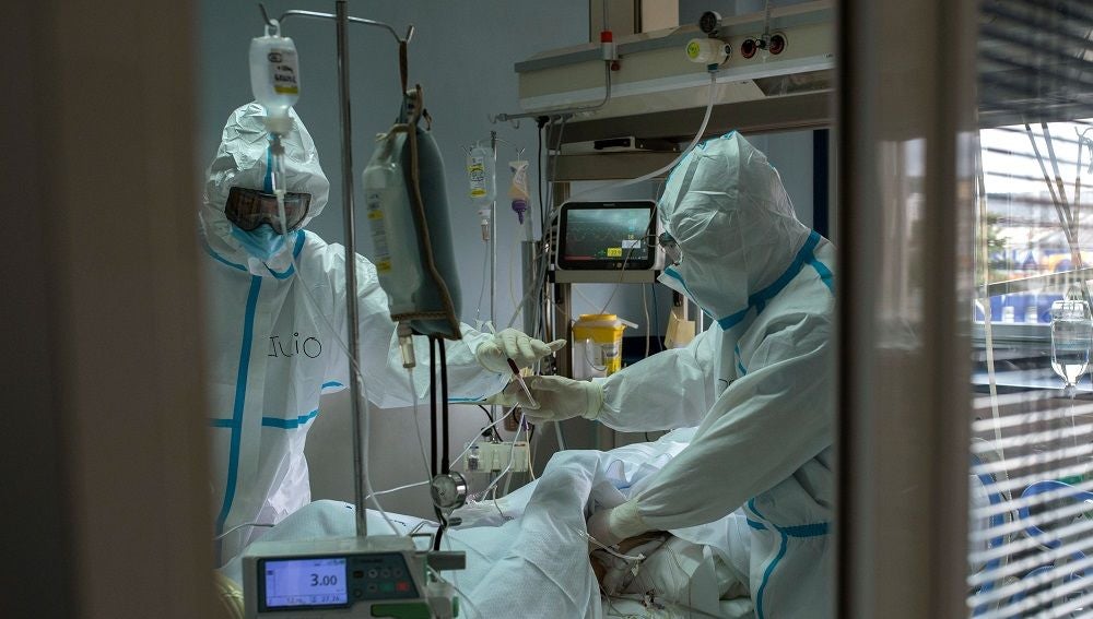 Trabajadores sanitarios atienden a un paciente con coronavirus en la UCI