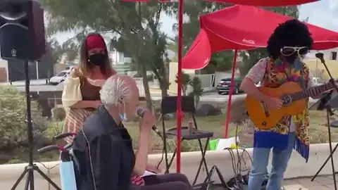 Un anciano en una residencia cantando después de vacunarse contra el coronavirus Un anciano en una residencia cantando después de vacunarse contra el coronavirus