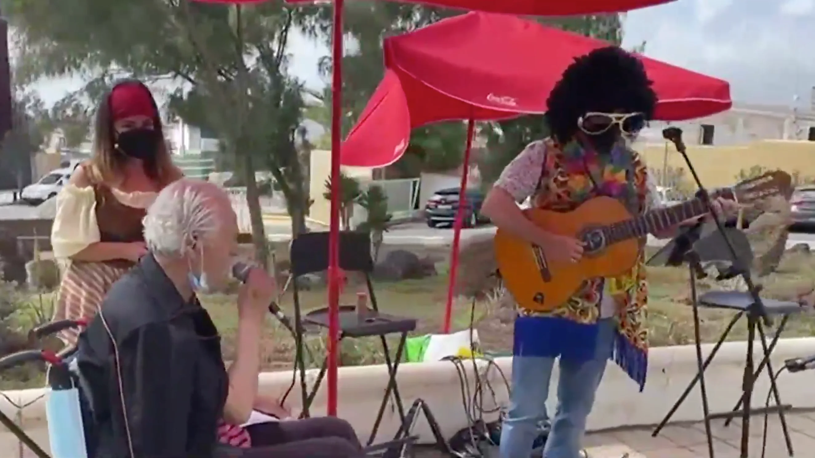 Un anciano en una residencia cantando despu&eacute;s de vacunarse contra el coronavirus