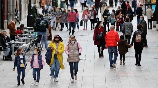 Imagen de personas caminando por Catalu&ntilde;a