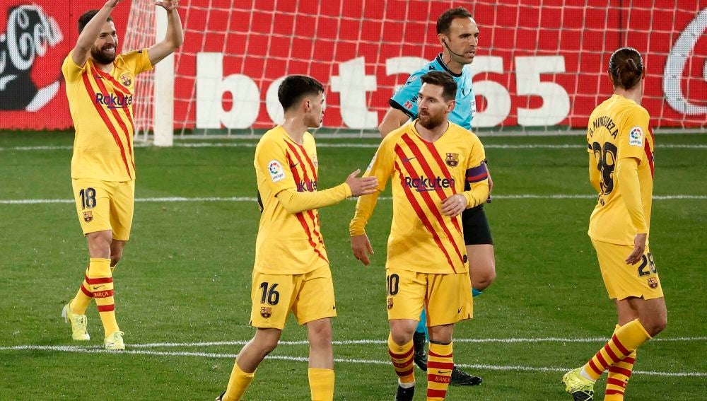 El Barcelona celebra el gol de Jordi Alba ante Osasuna