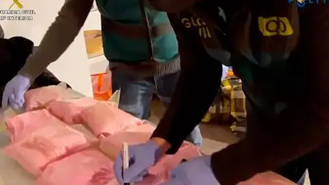 Imagen de la Guardia Civil con la droga incautada Imagen de la Guardia Civil con la droga incautada
