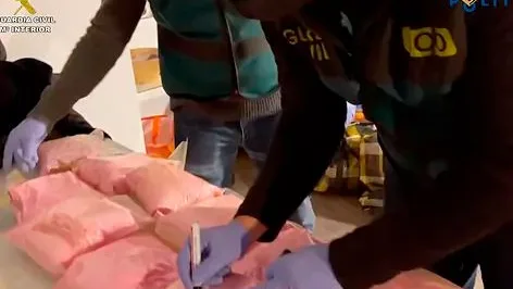 Imagen de la Guardia Civil con la droga incautada Imagen de la Guardia Civil con la droga incautada
