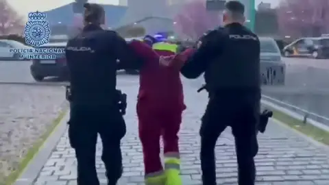 Traslado del conductor de ambulancia detenido por supuestamente degollar a un enfermero en Alcalá de Henares Traslado del conductor de ambulancia detenido por supuestamente degollar a un enfermero en Alcalá de Henares