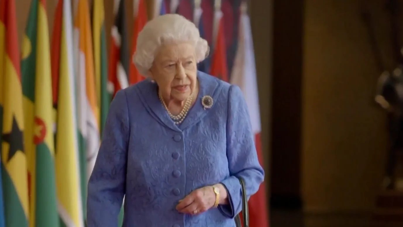 Isabel II rinde homenaje a los sanitarios con un discurso Isabel II rinde homenaje a los sanitarios con un discurso
