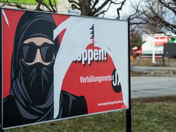 Suiza prohíbe vía referéndum el uso del burka Suiza prohíbe vía referéndum el uso del burka