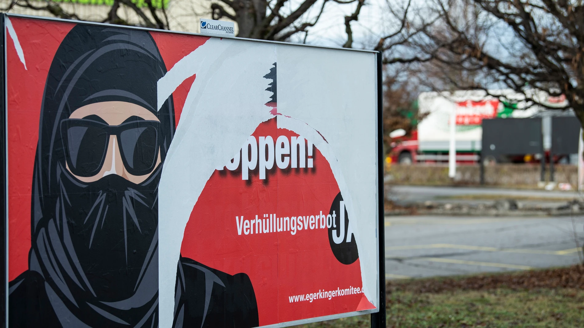 Suiza prohíbe vía referéndum el uso del burka Suiza prohíbe vía referéndum el uso del burka