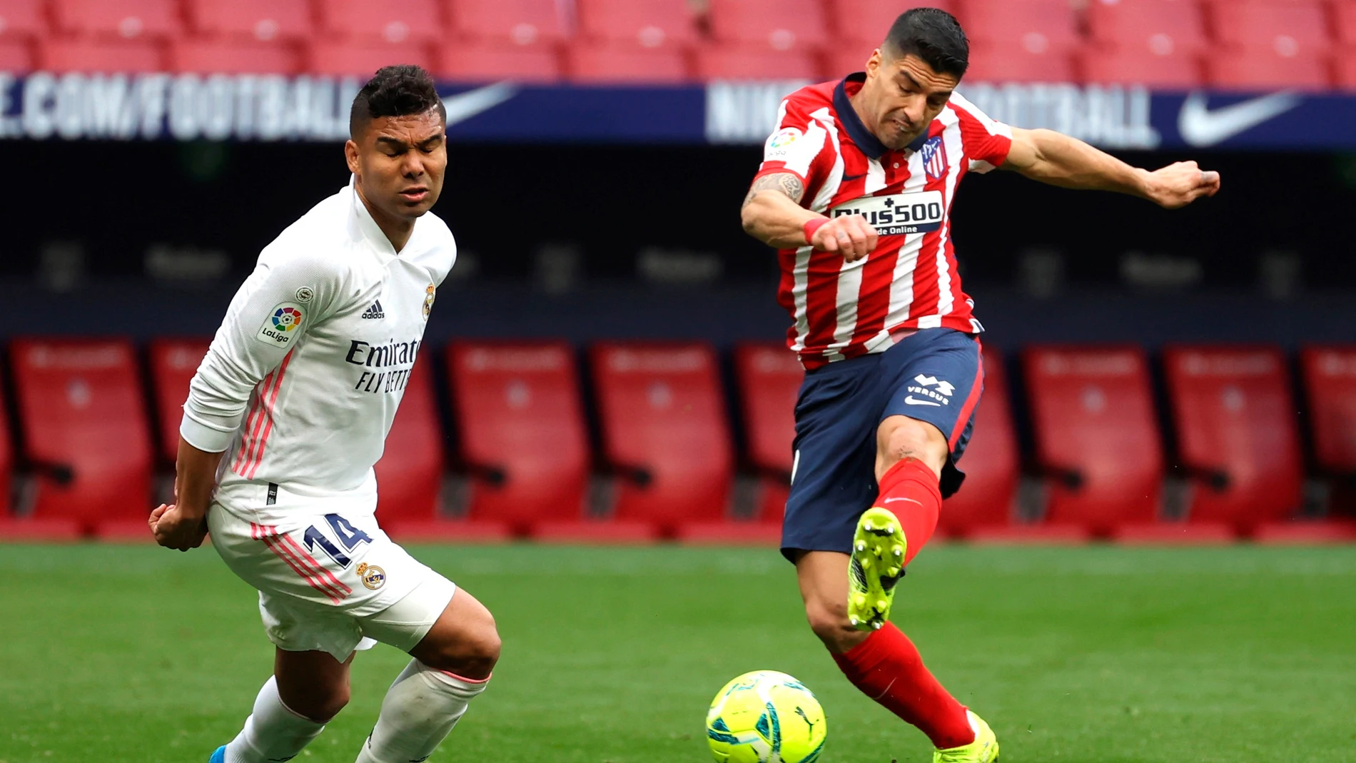 Luis Súarez dispara a portería Luis Súarez dispara a portería